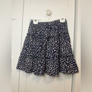 Hi, selling this gorgeous skirt for kids in size S.